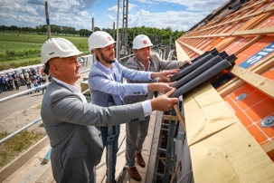 Eerste dakpannen leggen