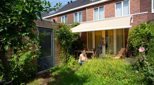Koel huis met veel groen buiten en zonwering