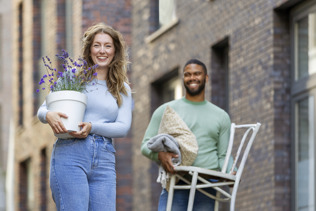 Man en vrouw verhuizen spullen